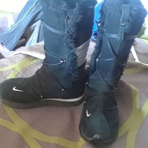 Womans nike snow boots 7 1/2